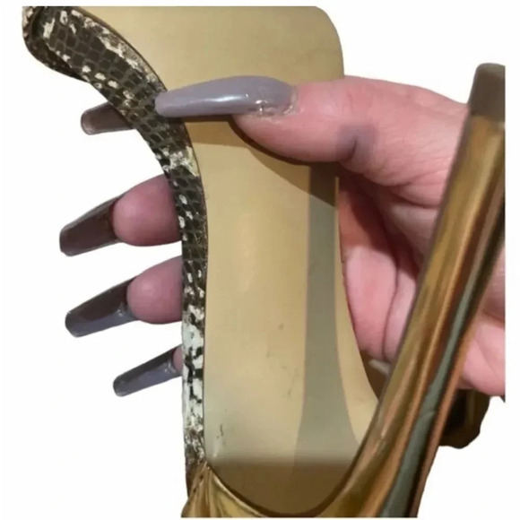 STEVE MADDEN "MARLENE-M"GOLD METALLIC/SNAKESKIN ANKLE STRAP
STILETTOS SIZe 6.5 - Picture 6 of 13